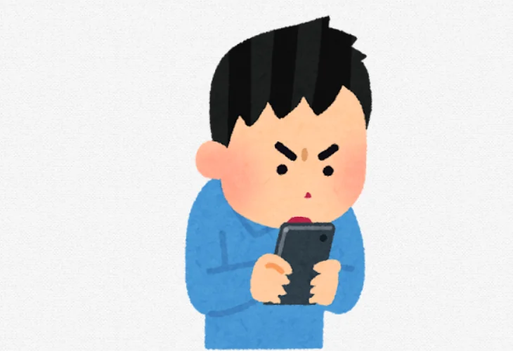 スマホ見ている画像